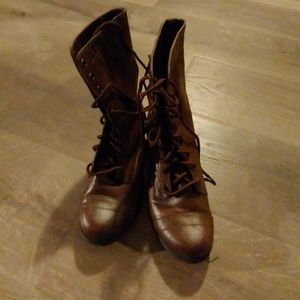 Brash brown laceup boots. Size 8.